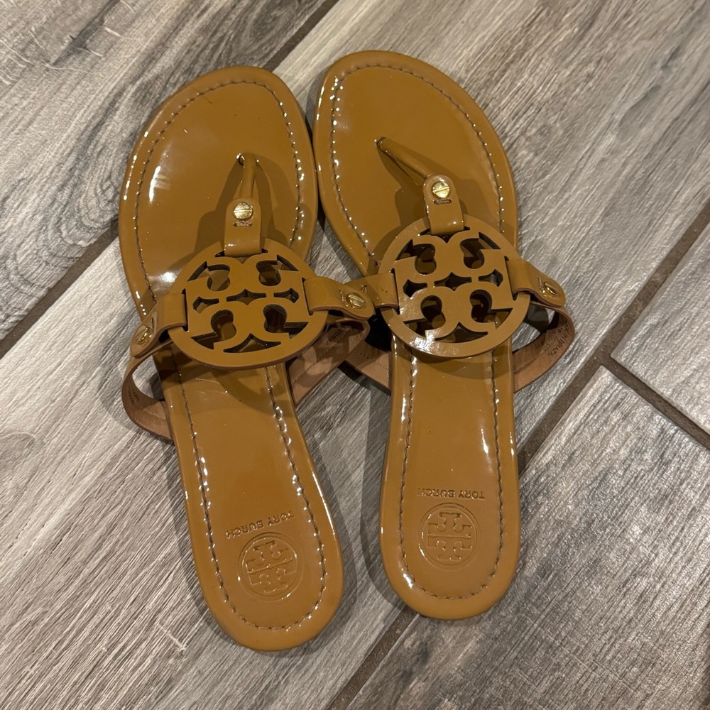 Tory Burch Patent Leather Miller Thong Sandals in Tan